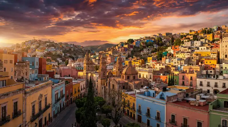 Vista panorámica de Guanajuato México al atardecer con edificios coloniales coloridos